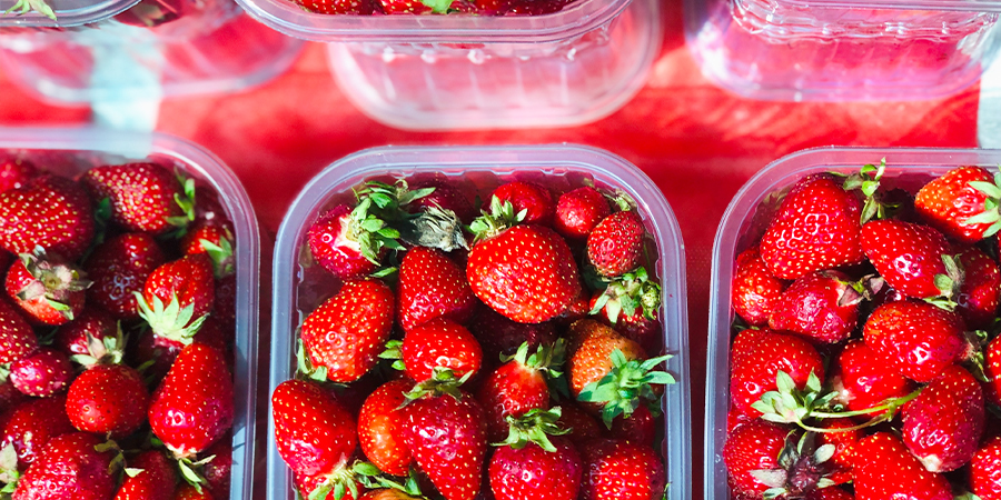 Viele Kisten mit frischen Erdbeeren