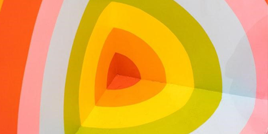 bentuk segitiga bertepi halus yang diarsir dengan warna oranye tua kontras dengan hijau, kuning, merah muda, karat dan putih