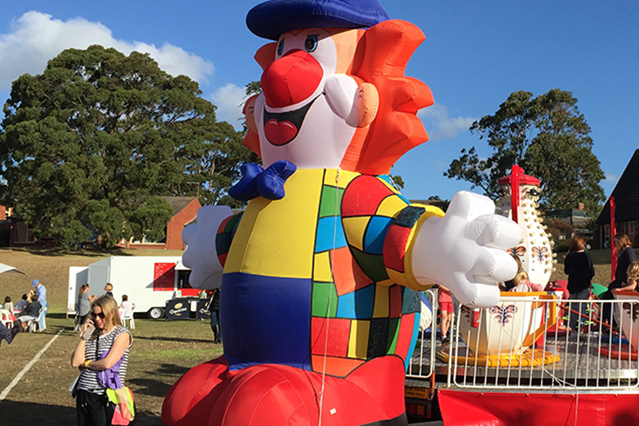 Клоун из надувного шарика в детском парке