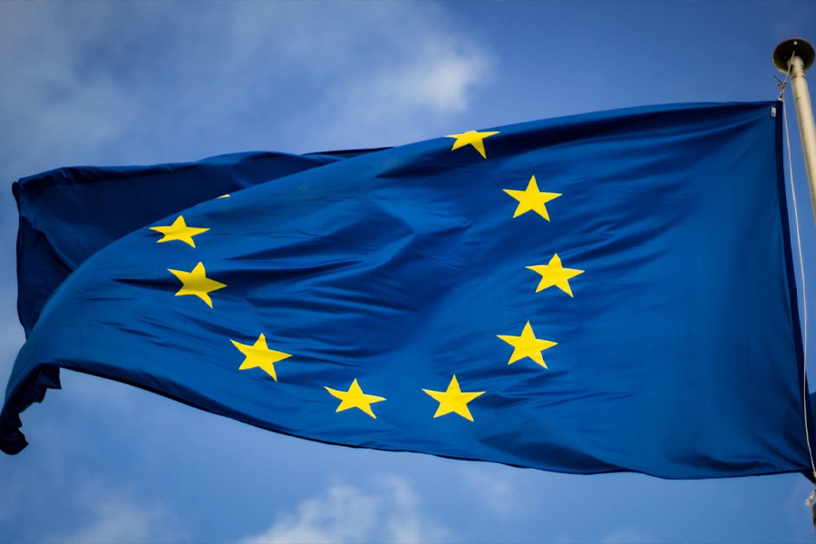 Bandera de la Unión Europea ondeando alto