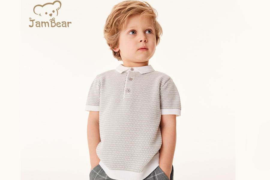 Niño pequeño con cabello rubio vistiendo una camisa de polo de algodón