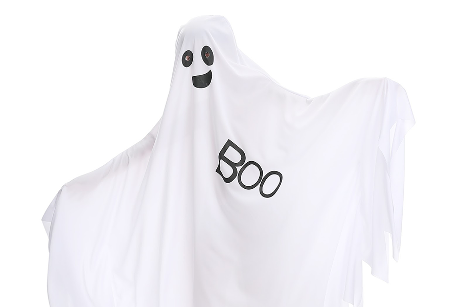 Eine Person, die ein weißes Grimassenumhang-Halloween-Kostüm trägt