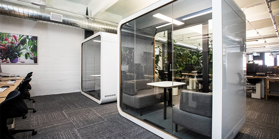 Uma cápsula de escritório espaçosa proporciona um ambiente de trabalho silencioso