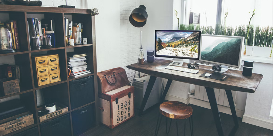 Verstellbarer weißer Schreibtisch für ein Heimbüro