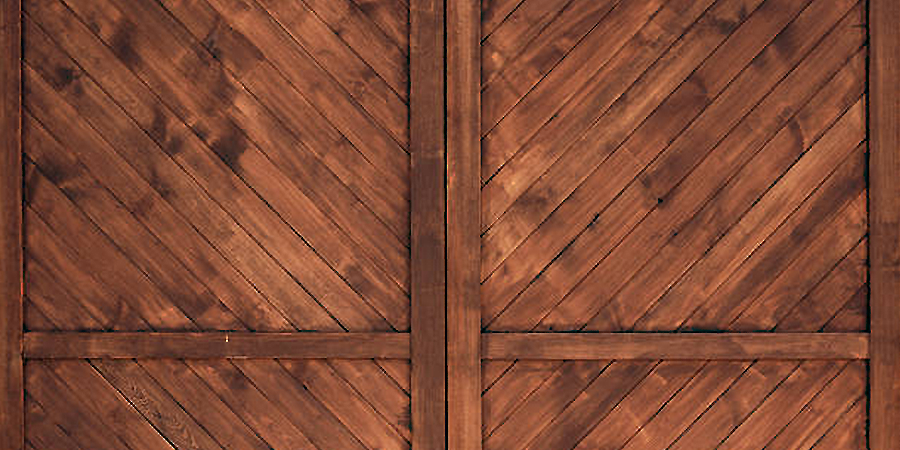 Una porta della stalla in legno in stile rustico