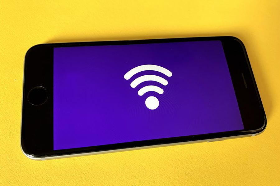 Layar smartphone menampilkan simbol Wi-Fi