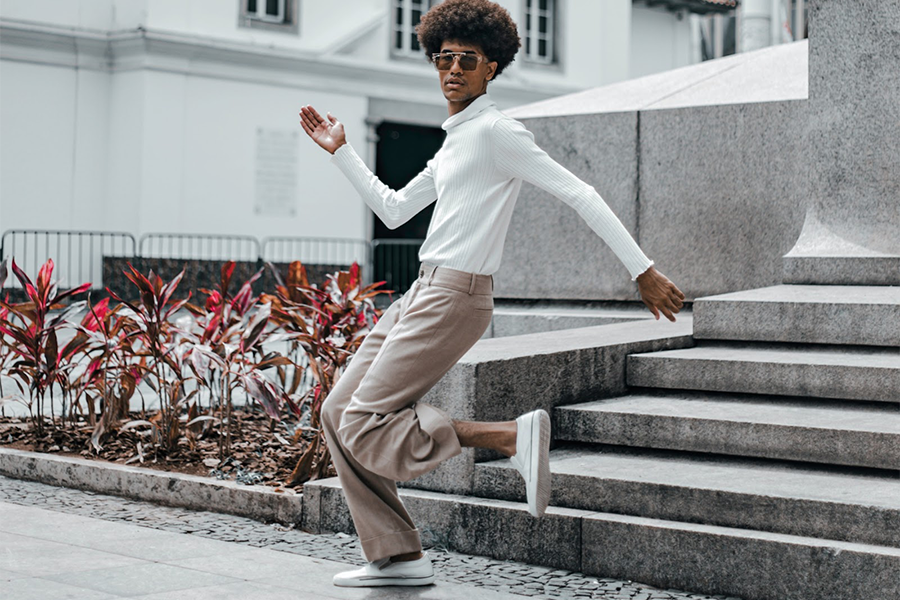 Loose fit trousers, from the beach to the office