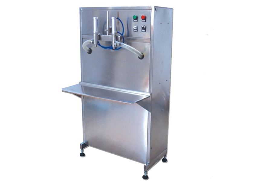 Liquid filling machine