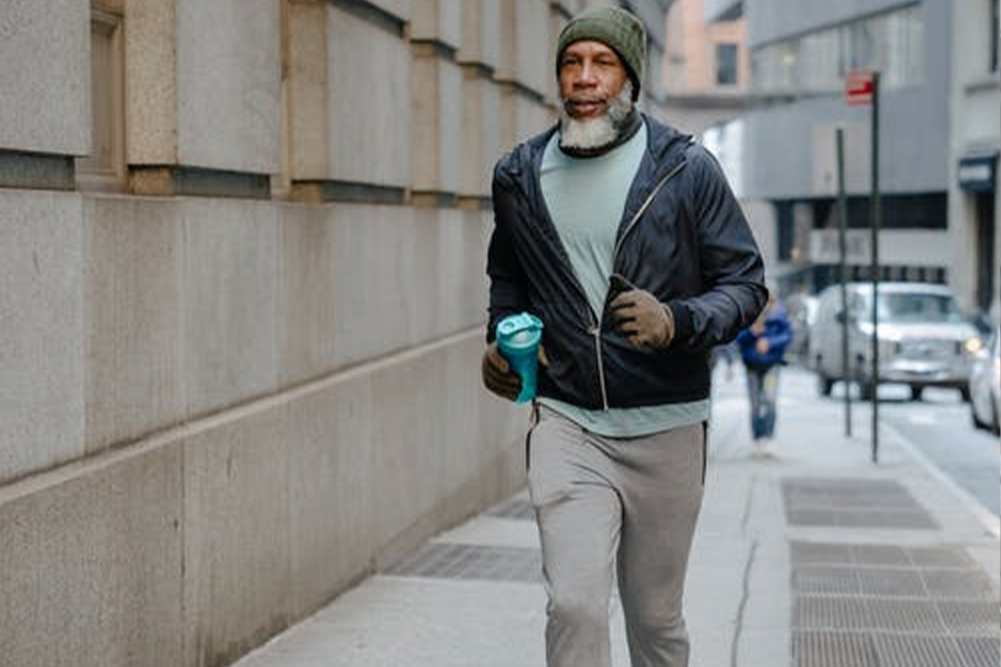 Man wearing a jacket made of lightweigh materials