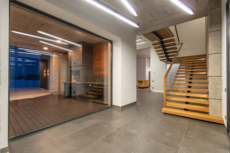 Dark gray large stone vinyl tiling in a modern home