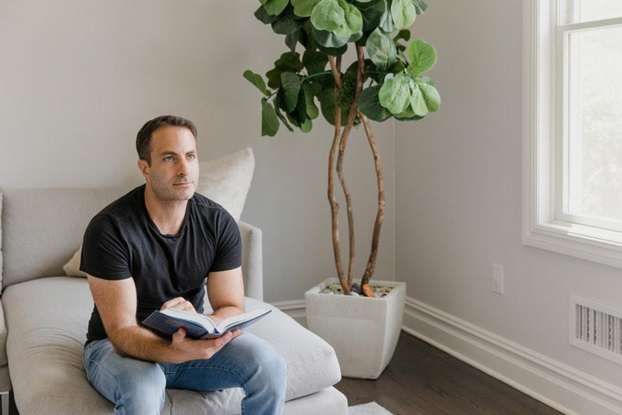 Man rocking black t-shirt over blue skinny denim pants