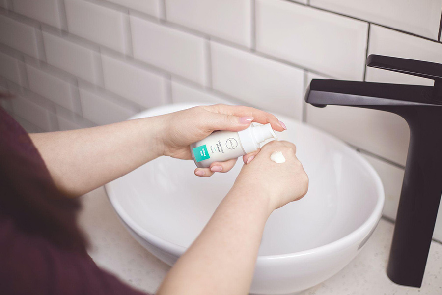 Person applying some soothing serum