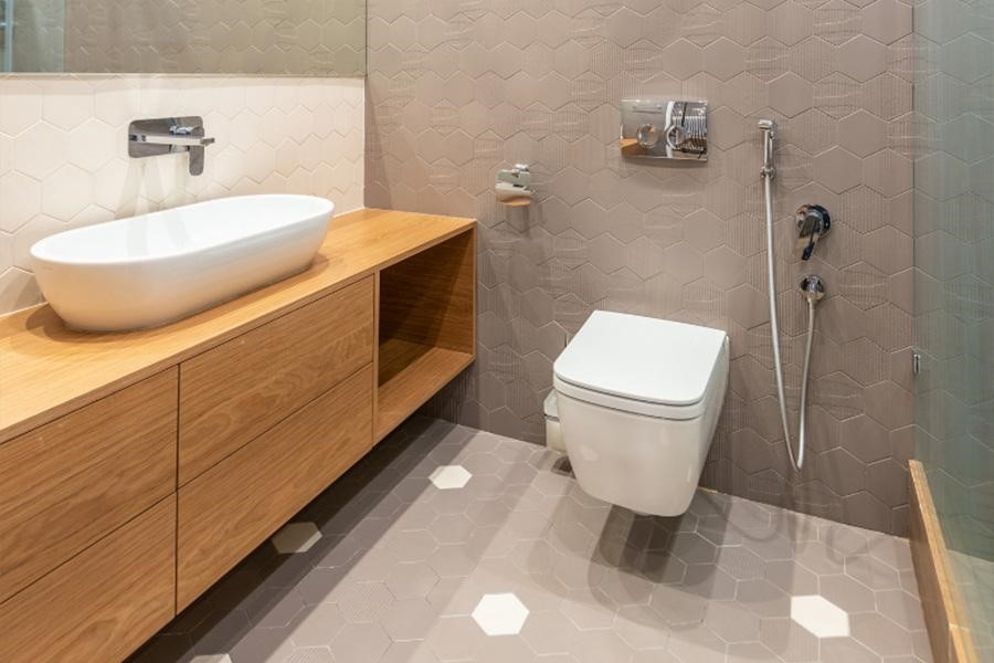 Smart toilet with bidet sprayer