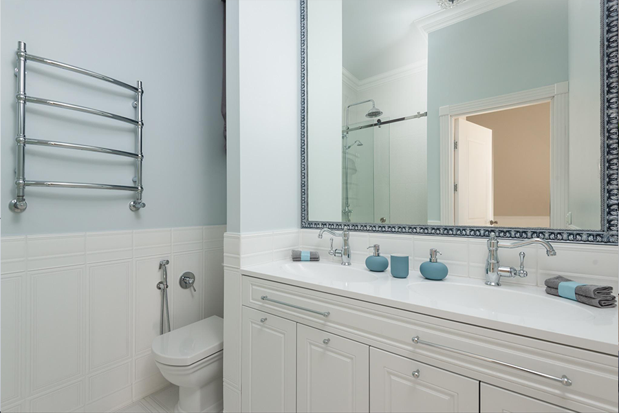 Traditional looking bathroom furniture in white