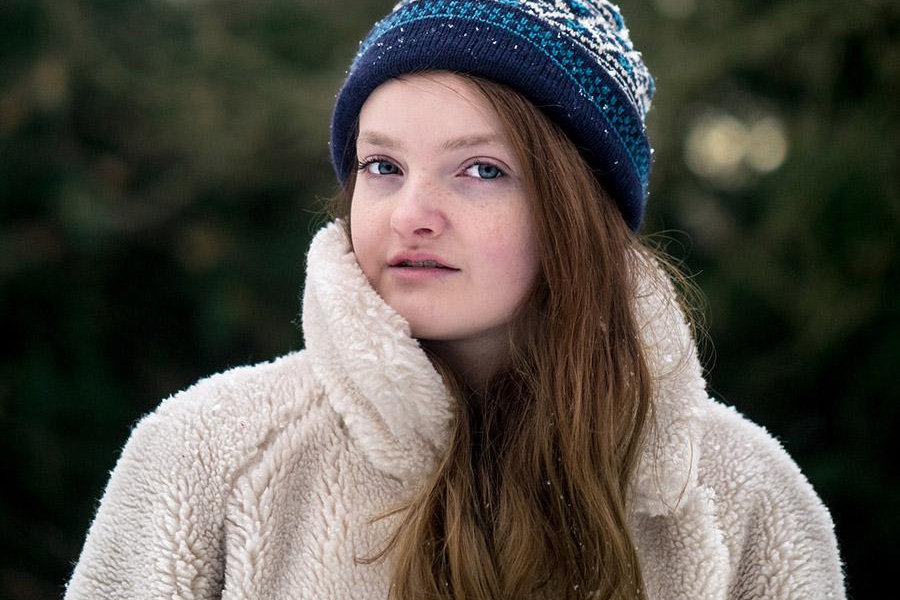 Woman wearing a cream-colored fleece jacket