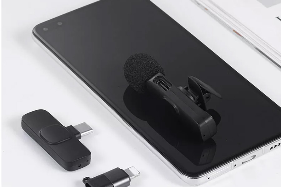 Clip-on gaming microphone with wireless receivers