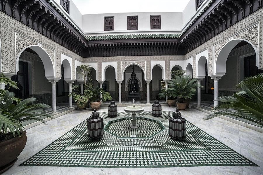 Water fountain in Aian style patio