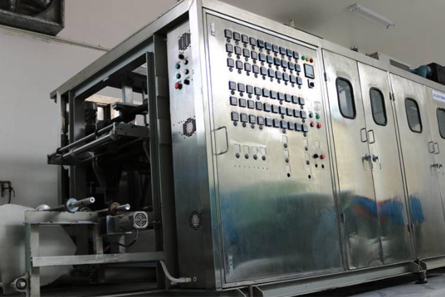 A vacuum packing machine