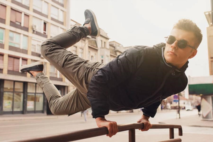 Man wearing light brown cargo pants on the street