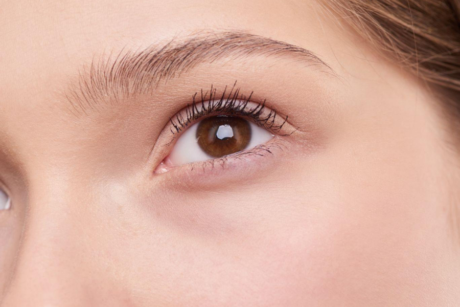 Woman with no makeup and light brown eyebrows